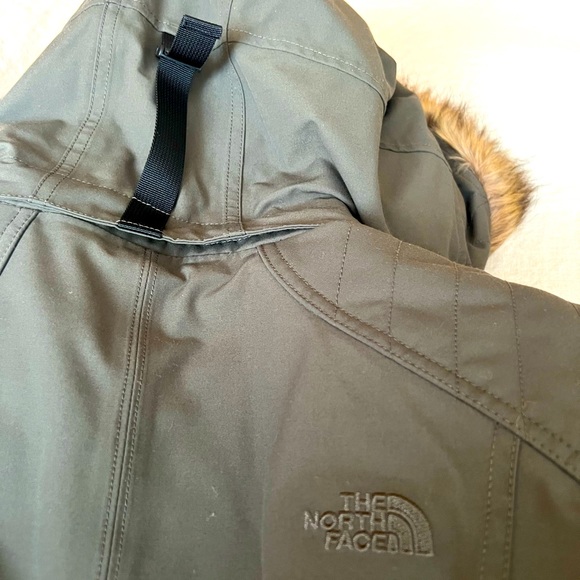 Woman’s North Face Winter Parka. Army green. - Picture 7 of 7